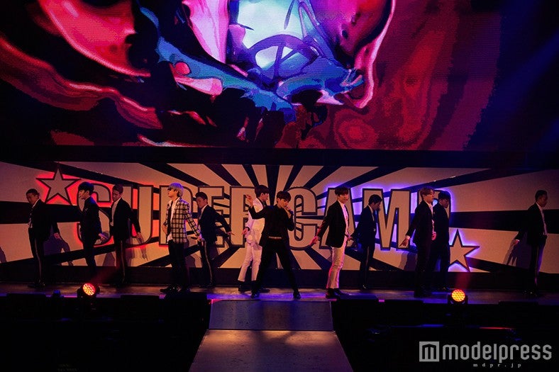 豪華7曲のライブパフォーマンスでも魅了