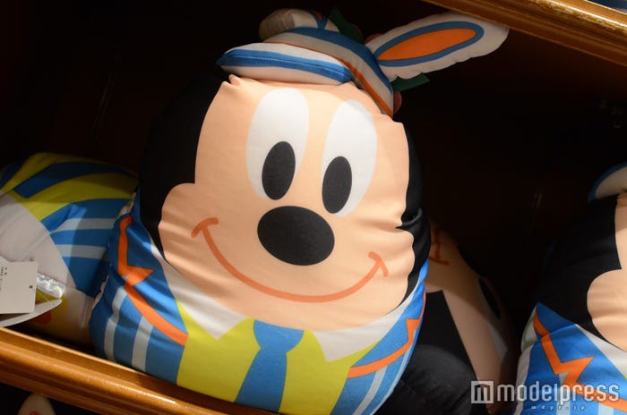 クッション¥2,400(C)モデルプレス