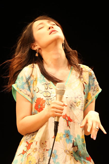 主題歌「Aloha oe」（アロハオエ）を歌う安藤裕子