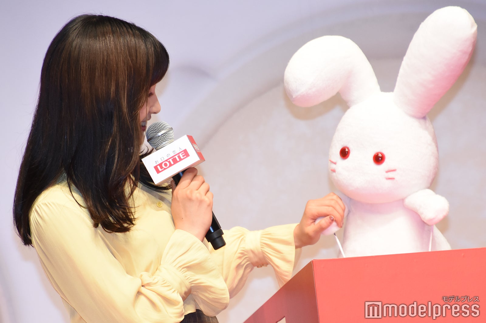 土屋太鳳、雪見うさぎの手をぎゅっ （C）モデルプレス