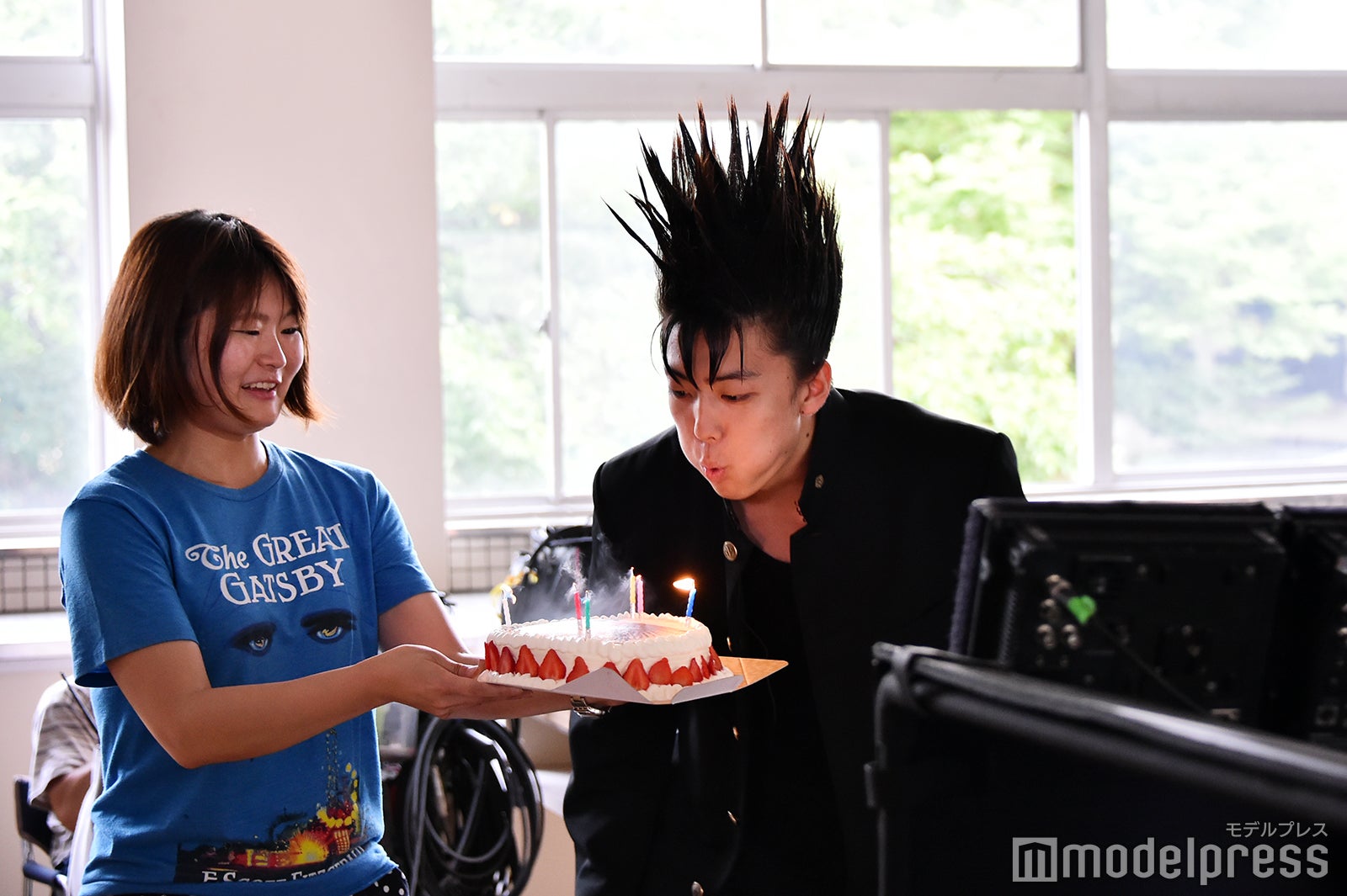 ロウソクを吹き消す伊藤健太郎（C）モデルプレス