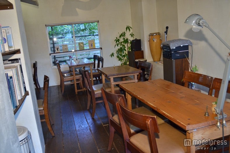 「mofgmona」店内の様子／木の家具で統一された空間