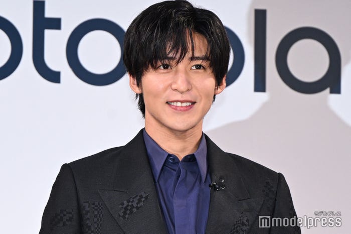 ミニRENにトークを回してもらう目黒蓮(C)モデルプレス