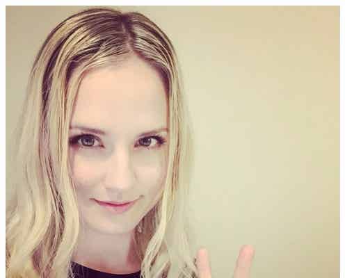 「トリバゴ」CM美女ナタリー・エモンズ、ワイルドな素顔で視聴者ノックアウト「ギャップにやられた」の声続々