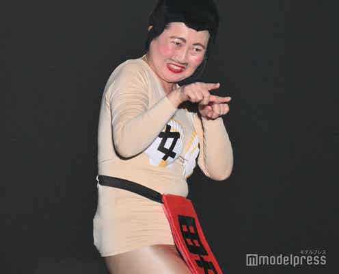 福岡出身あぁ~しらき、ランウェイ上でネタ披露 観客巻き込むコール&レスポンスも【TGC北九州2024】