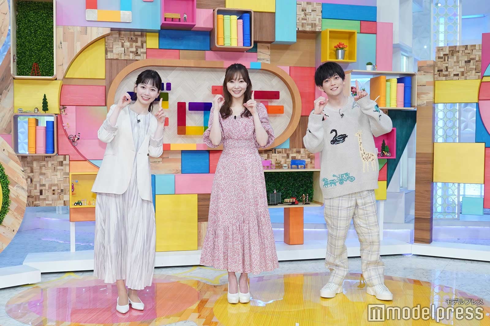 （左から）石川みなみアナ、指原莉乃、松丸亮吾 （C）モデルプレス