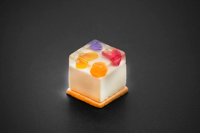 ニコライのフラワーボックスをイメージした「エディブルフラワーキューブ」　／画像提供：フォーシーズンズホテル京都