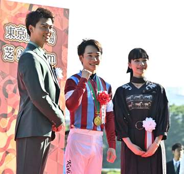 「可愛さが限界突破」東京競馬場降臨の人気美女にネット騒然 シックな黒ワンピース姿に「お顔小さすぎだろ」「好感しかない」