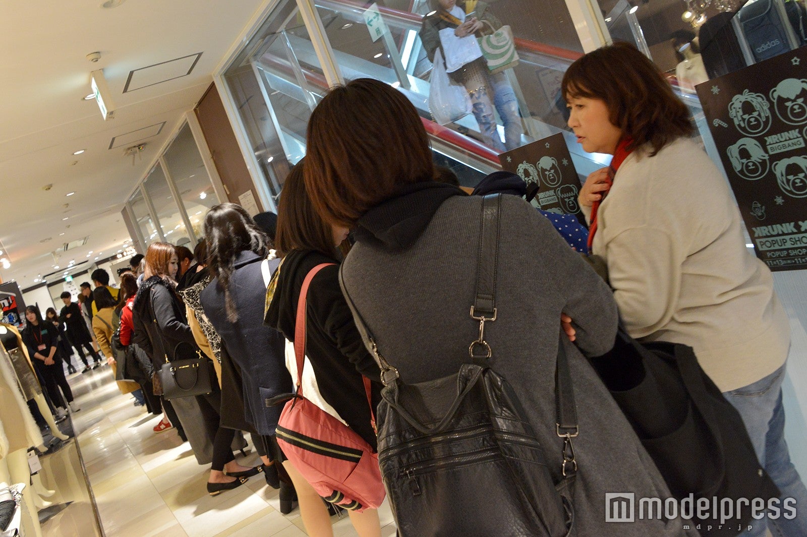 行列が出来ている「KRUNK×BIGBANG POPUP SHOP」（C）モデルプレス