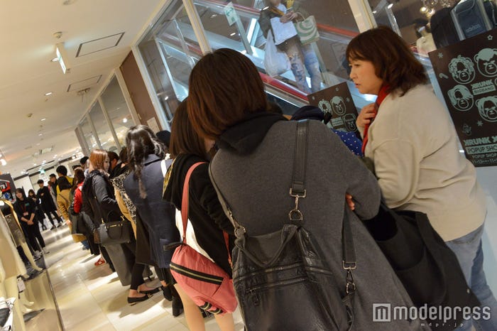 行列が出来ている「KRUNK×BIGBANG POPUP SHOP」(C)モデルプレス