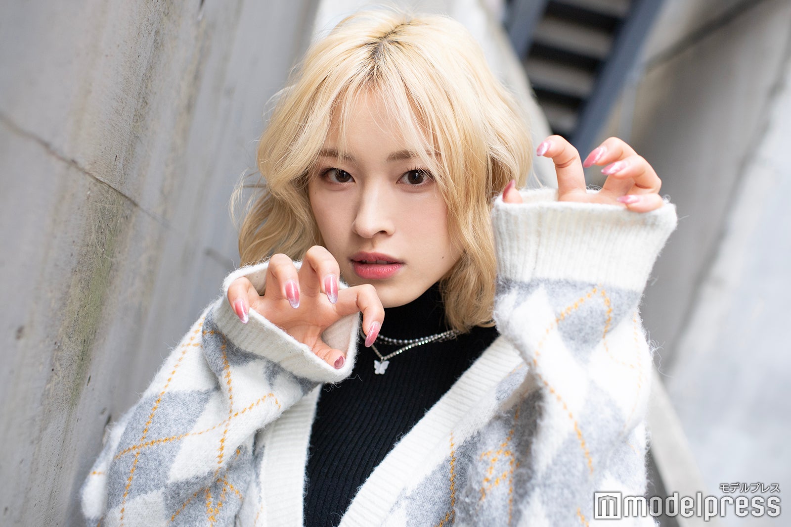 “オオカミポーズ”／美月（C）モデルプレス