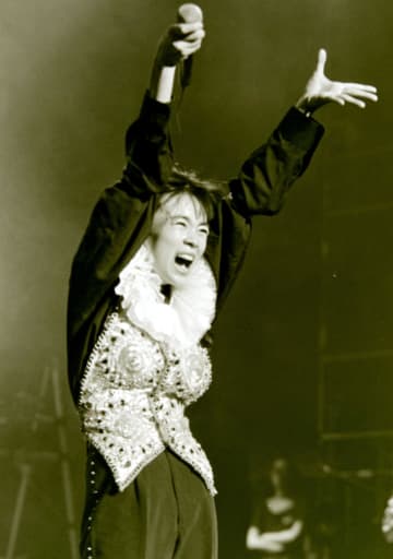 「変わってない」大ヒットら35年、ショート歌姫59歳の現在がミラクル可愛い♥仲良し歌手とライブ前に「作戦会議」