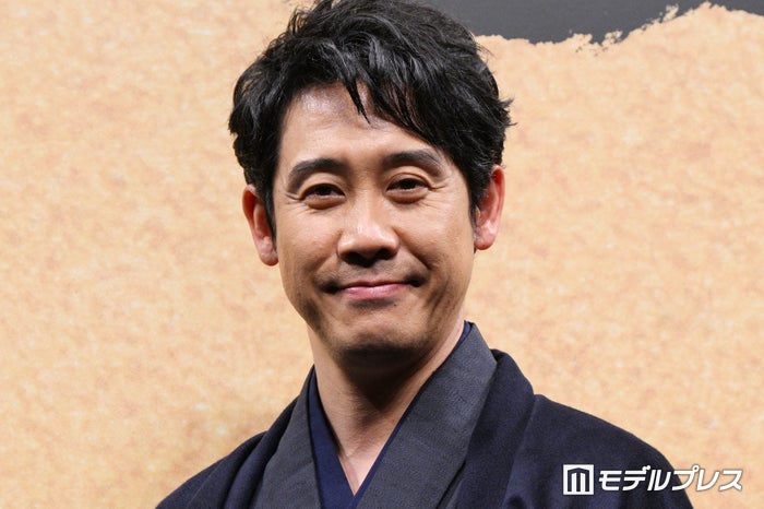 大泉洋、撮影で7針縫うケガ「去年の紅白、実は膝が痛かった」堤真一もプライベートで4針縫う【室町無頼】