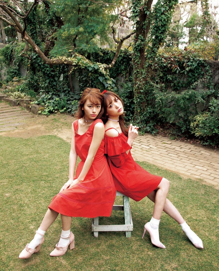 (左から)山本舞香、菅野結以(画像提供:徳間書店)