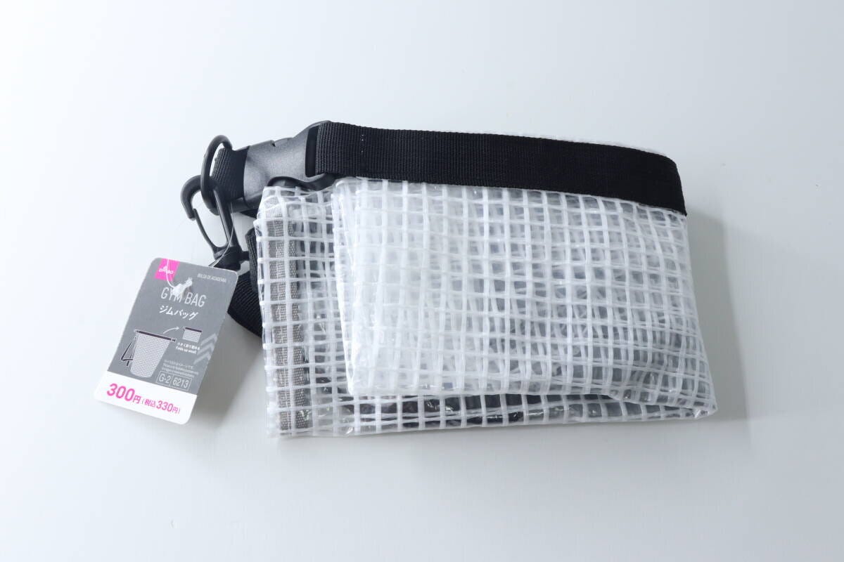 折りたたまれた白いメッシュのジムバッグと商品タグ 折りたたまれた白いメッシュのジムバッグと商品タグ