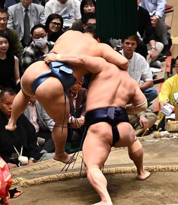 若隆景が豪快つり出しで10勝目！135キロ翔猿を軽々と持ち上げる 場内どよめく