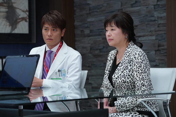 永井大、かたせ梨乃/「コンフィデンスマンJP」第4話より(C)フジテレビ