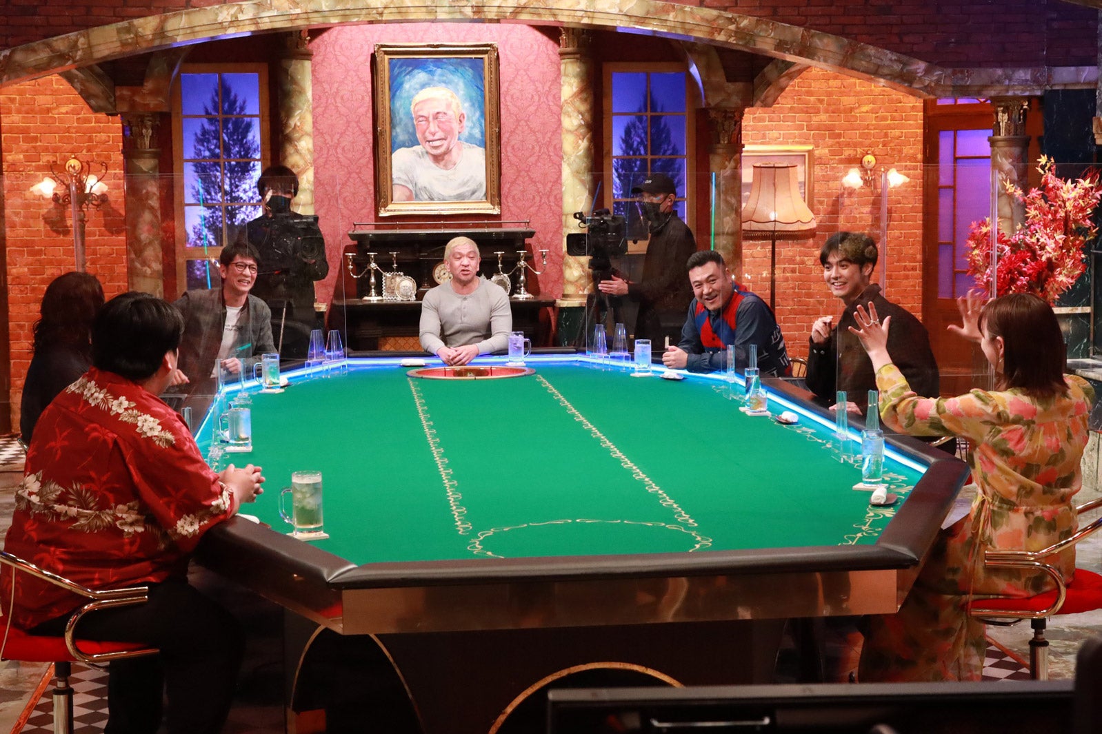 （左手前から時計回りに）鈴木もぐら、岡野雅行、柴田英嗣、松本人志、山崎弘也、片寄涼太、村重杏奈（C）フジテレビ