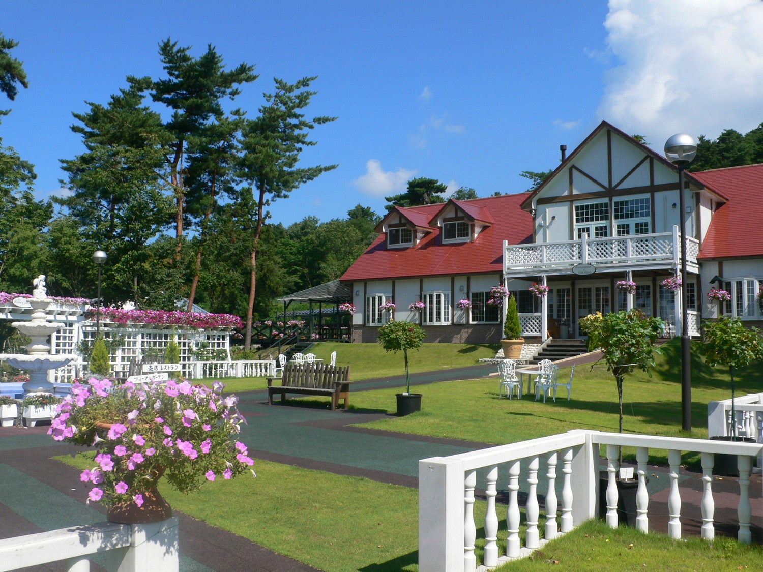 可愛らしい外観のゲストハウス内には、カフェとドライフラワー専門店、多目的スペースがあります。／提供画像