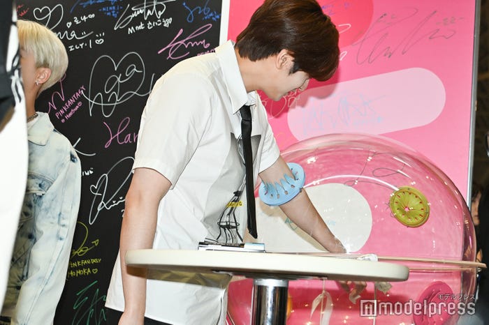 ブースを見学するiKON(C)モデルプレス