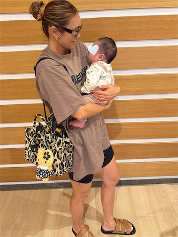 フィットネストレーナー・AYA、生後3カ月息子との親子ショットに「ほんとにカッコイイママ」