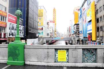 W杯日本決勝T進出決める 大雨の大阪・道頓堀は通行人まばら 飛び込み防止用シートなし 警察官「きょうはかなり少ない」
