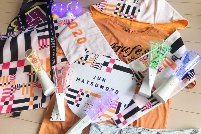 沢山のグッズと一緒に鑑賞したけいたろさん(提供写真)