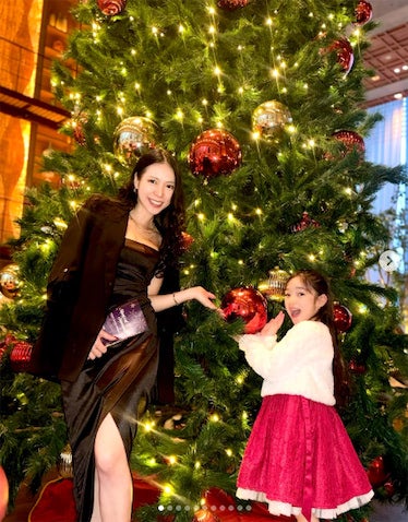 草刈正雄の長女・紅蘭、きらびやかなX'masショット公開 愛娘のためにサンタミッションに挑む