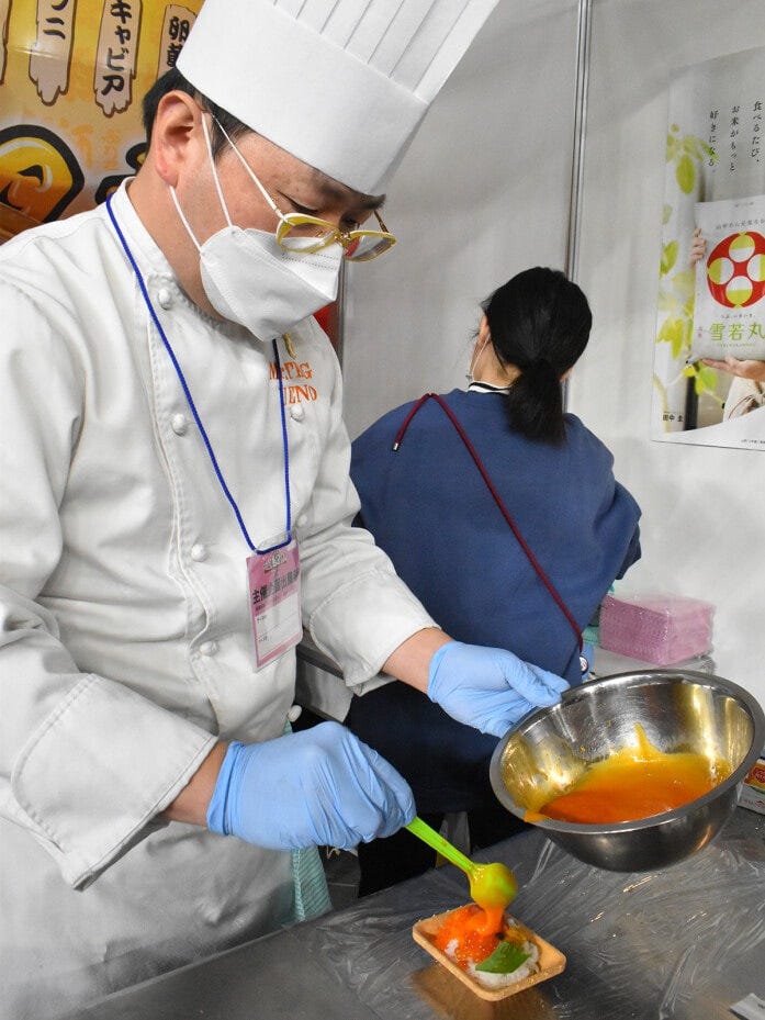 東京都「日本たまごかけごはん研究所」の「夢の卵丼キャビアのせ」。卵のねばりがハンパじゃないです