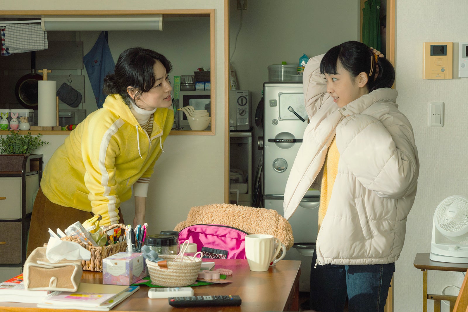 市川実日子、住田萌乃「ホットスポット」第2話（C）日本テレビ