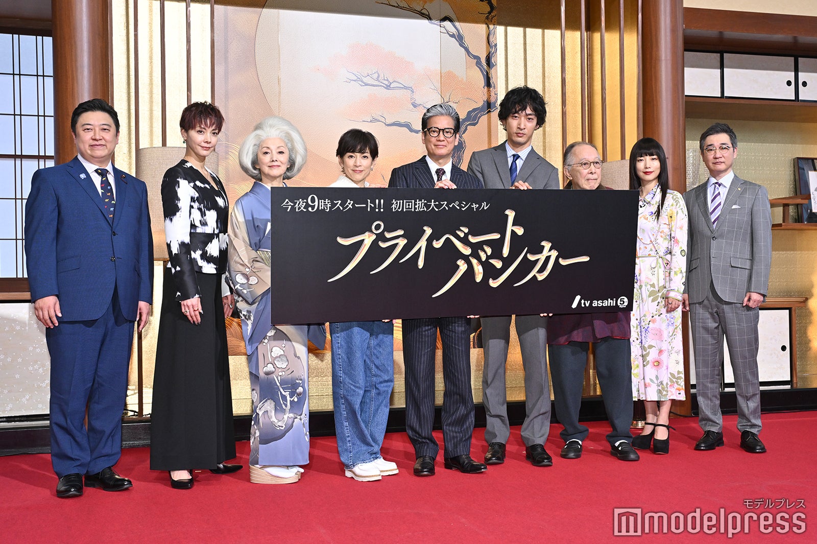 （左から）吉田ウーロン太、土屋アンナ、夏木マリ、鈴木保奈美、唐沢寿明、上杉柊平、橋爪功、MEGUMI、安井順平（C）モデルプレス