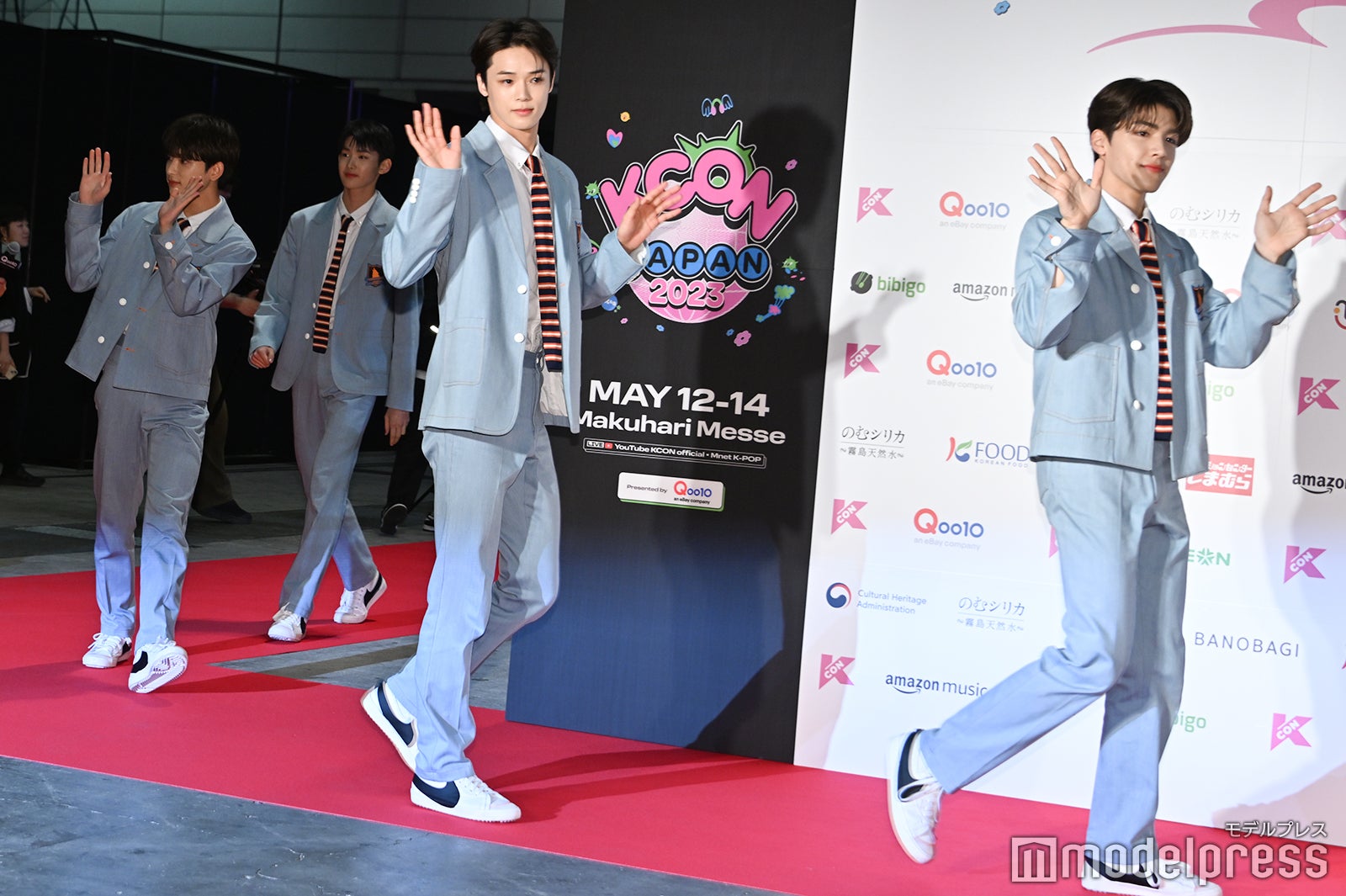 手を振りながら登壇するK、MAKI （C）モデルプレス