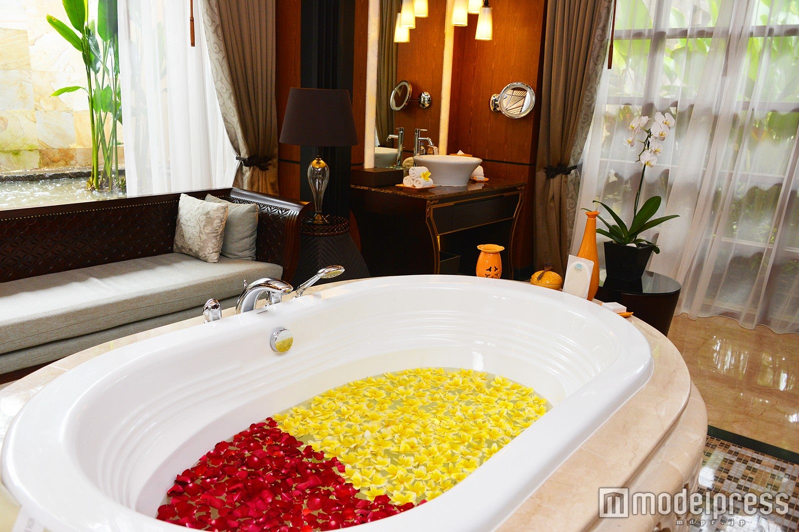 ロマンティックなフラワーバス（C）モデルプレス