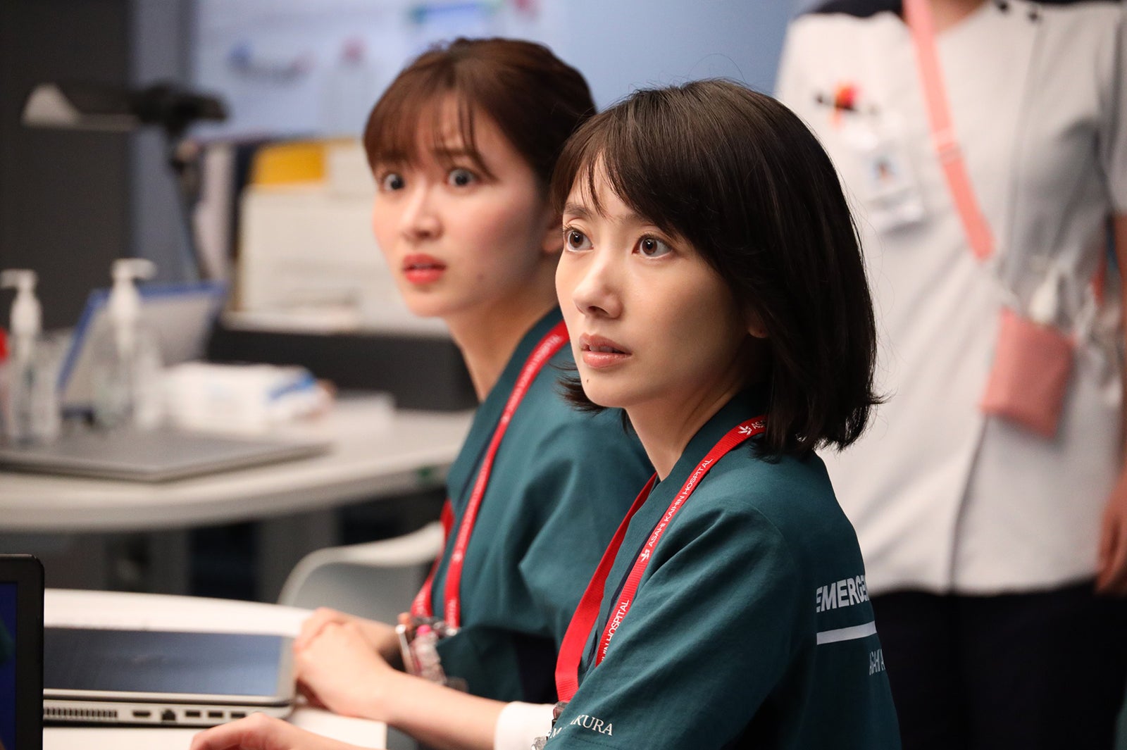 岡崎紗絵、波瑠「ナイト・ドクター」第8話より（C）フジテレビ