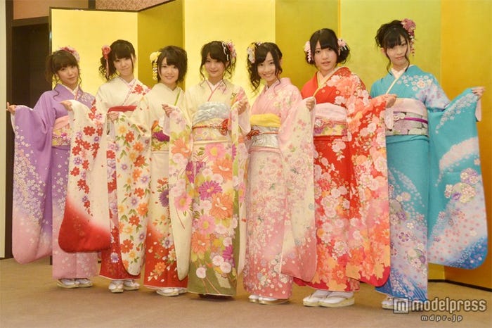 SKE48新成人(左から)佐藤聖羅、梅本まどか、矢方美紀、小木曽汐莉、柴田阿弥、小林亜実、日置実希