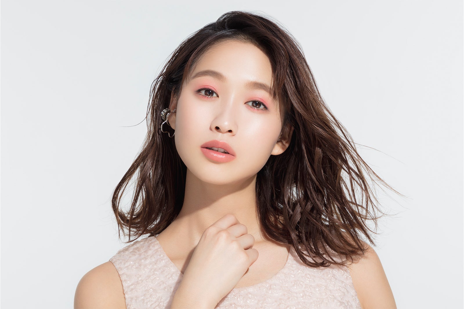 「ミニエアリーディップパウダー02　可憐PINK」 「ミニウォータリールージュ08　TOKYO PINK」 使用イメージ （提供写真）