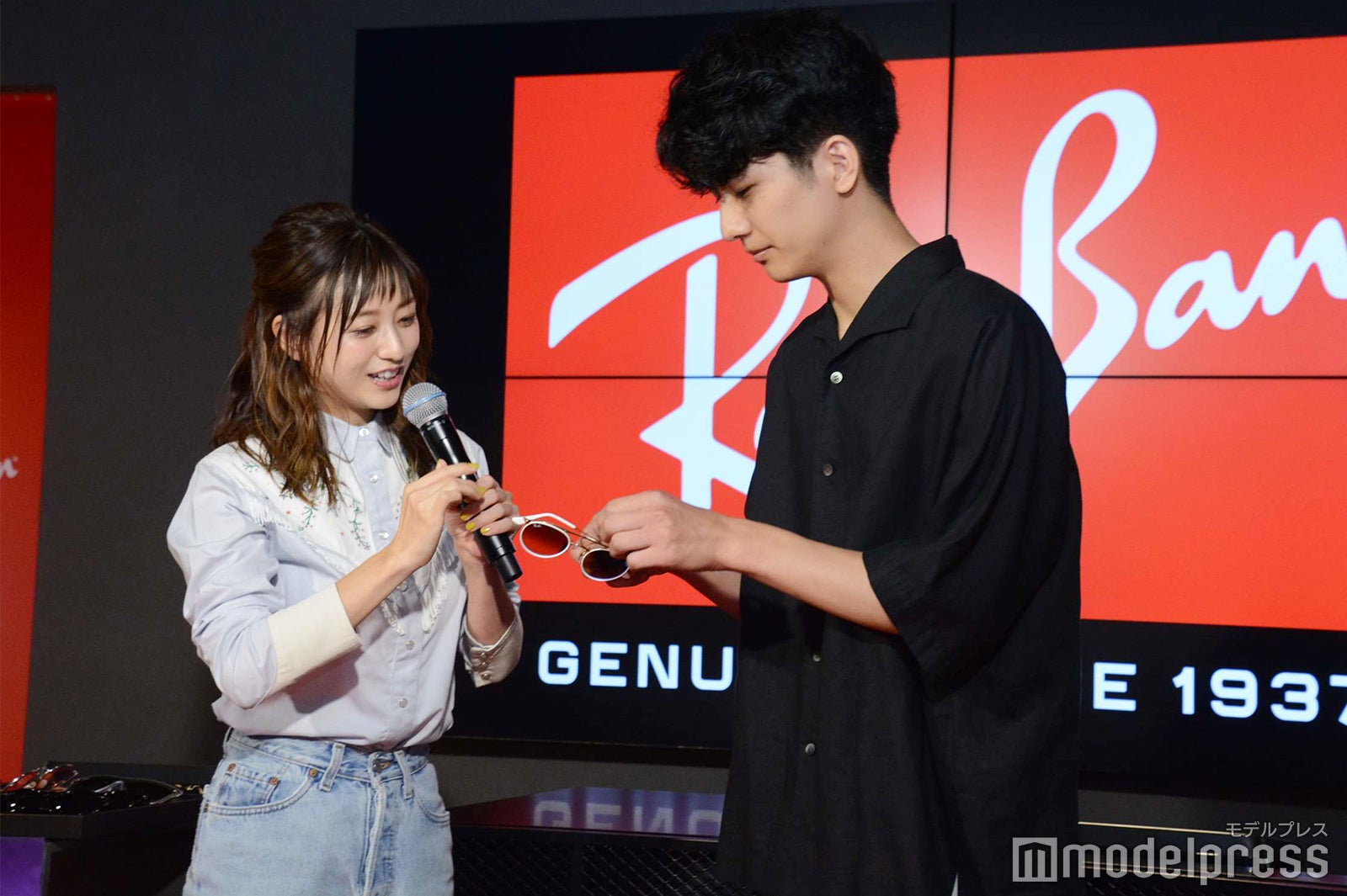 伊藤千晃（左）（C）モデルプレス