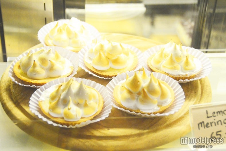 ふわふわ食感が美味しいレモン味のメレンゲケーキ65バーツ