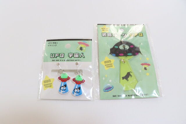 セリアのUFO宇宙人イヤリングと装飾パーツ