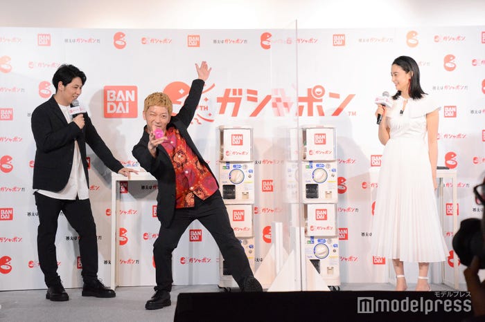 屋敷裕政、嶋佐和也、山本美月 (C)モデルプレス