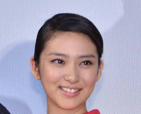 武井咲、春色ワンピで美脚披露 ハリウッド進出に意欲
