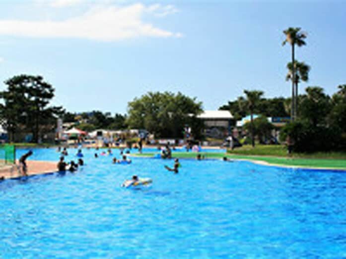 プールの真ん中に緑の島があったり浮遊テラスなどもある「森の湖プール」