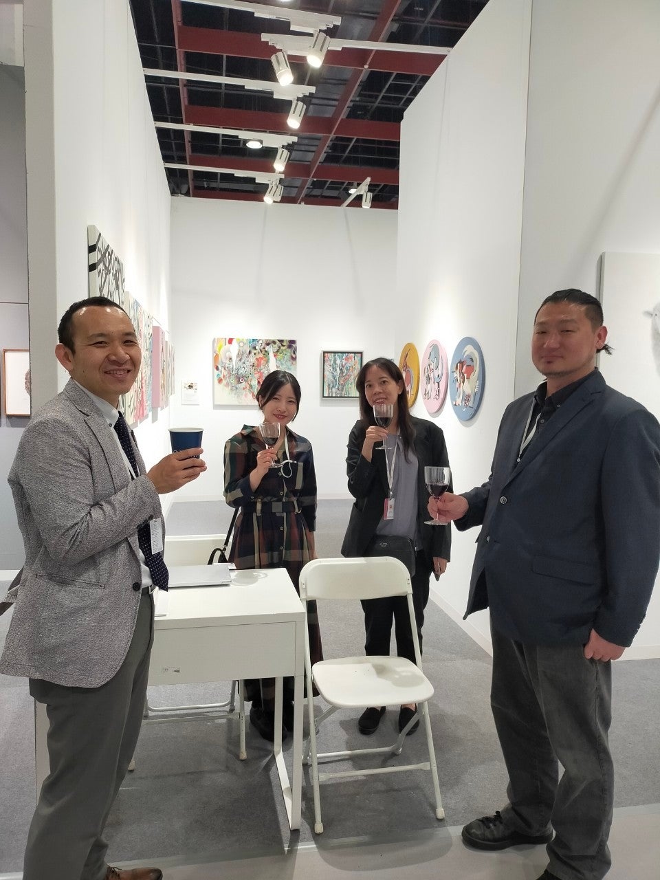 ART TAIPEI会場でアーティスト原田武、梅田綾香、通訳さんとの1枚（提供写真）