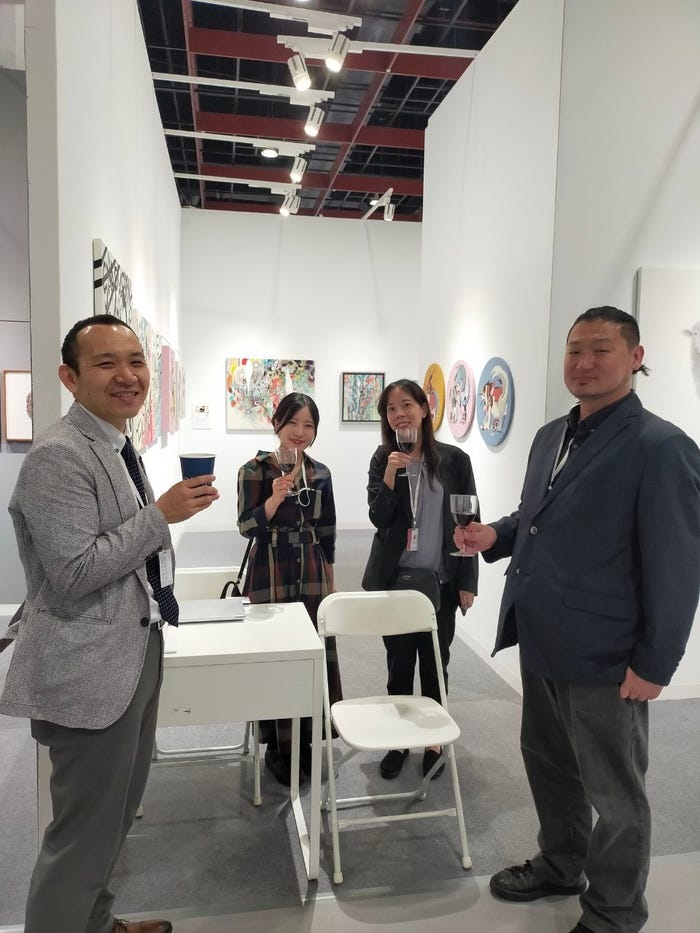 ART TAIPEI会場でアーティスト原田武、梅田綾香、通訳さんとの1枚(提供写真)