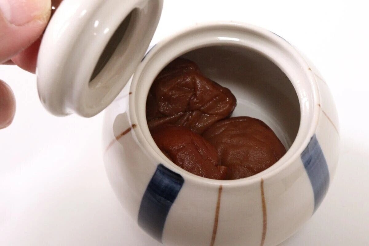 薬味入れ（丸）を開けて梅干しを入れた写真