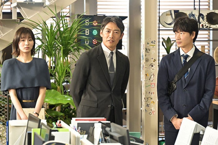 (左から)岡崎紗絵、反町隆史、綾野剛/「オールドルーキー」第1話より(C)TBS
