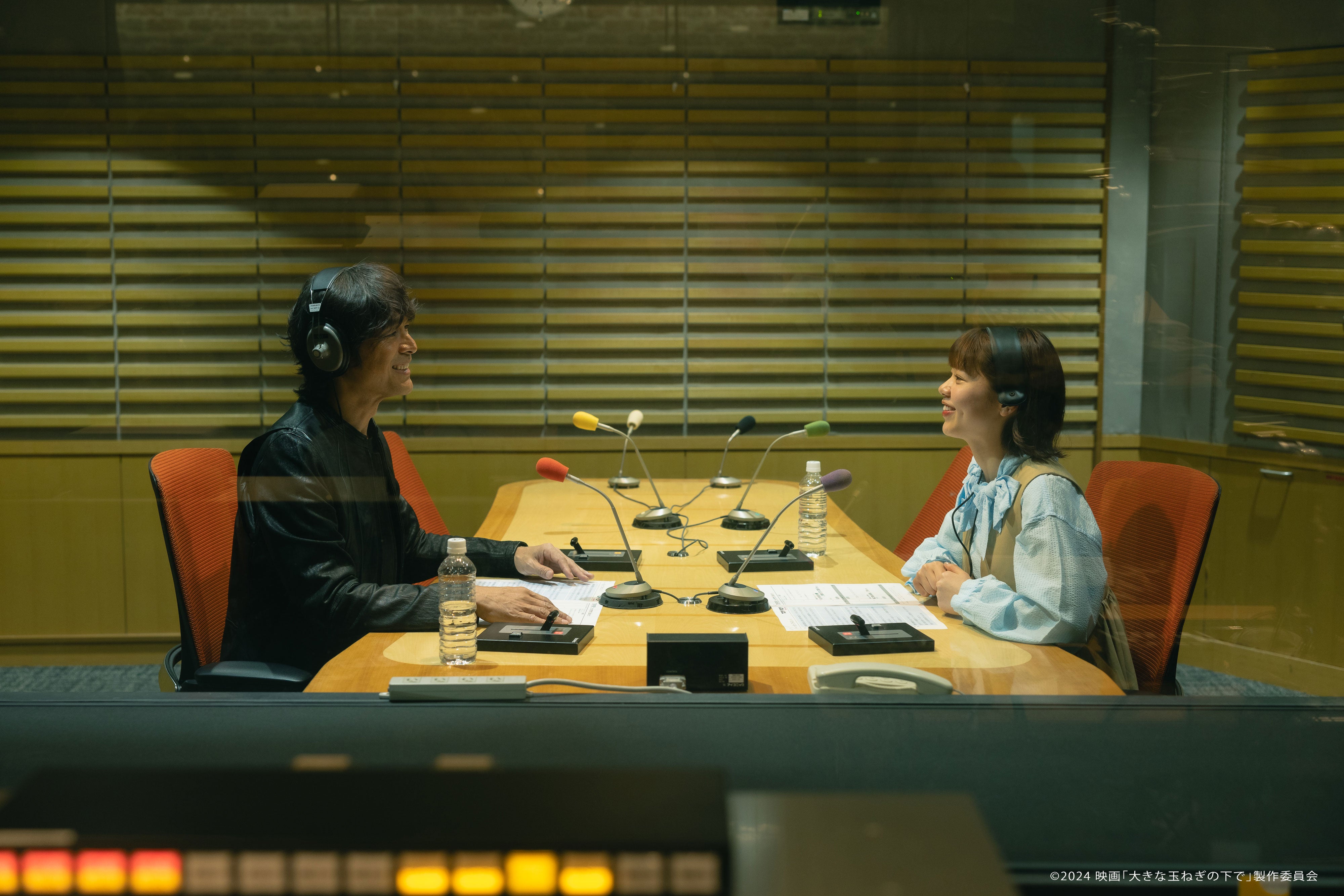 江口洋介、asmi／映画「大きな玉ねぎの下で」場面写真（C）2024 映画「大きな玉ねぎの下で」製作委員会