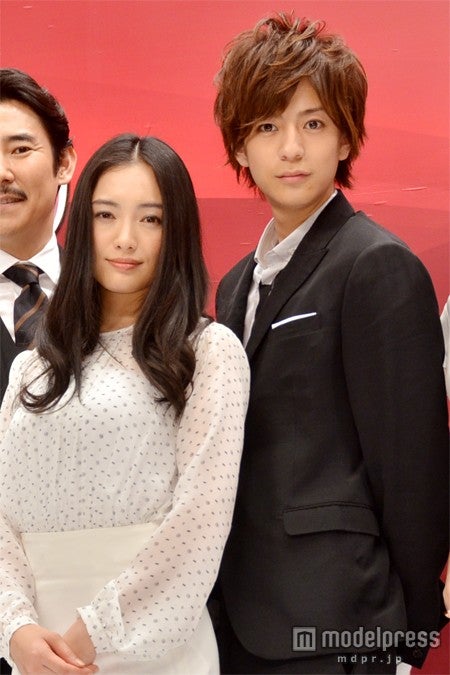 連続ドラマ「サキ」制作発表会見に出席した仲間由紀恵（左）と三浦翔平（右）