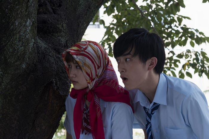 大野いと、杉野遥亮(C)2017「兄こま」製作委員会(C)夜神里奈/小学館