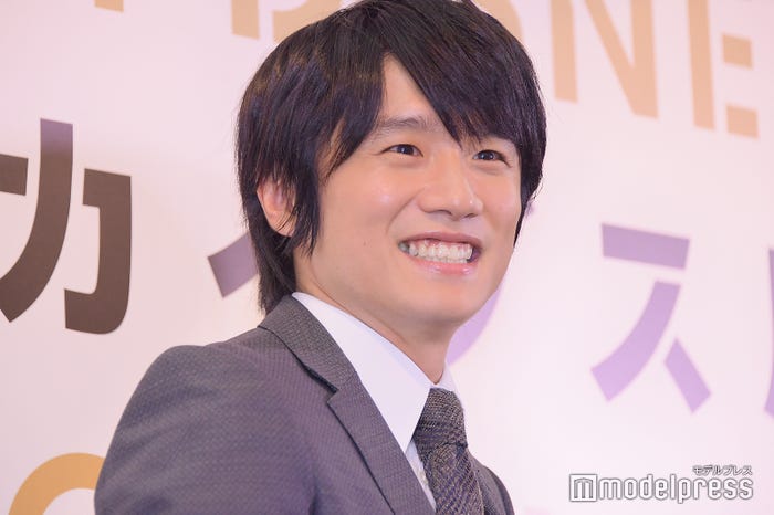 少年のような笑顔を見せる風間俊介(C)モデルプレス